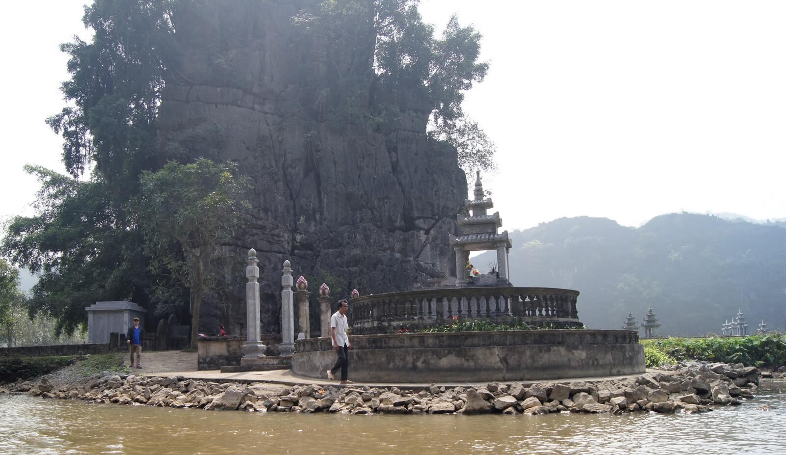 Tam Coc - cmentarz